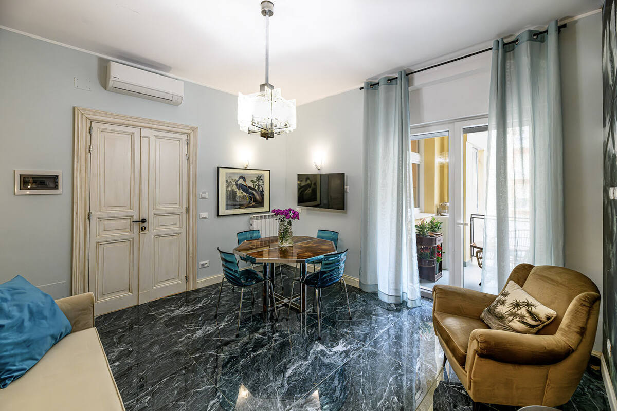 Il tavolo e le sedie di design
