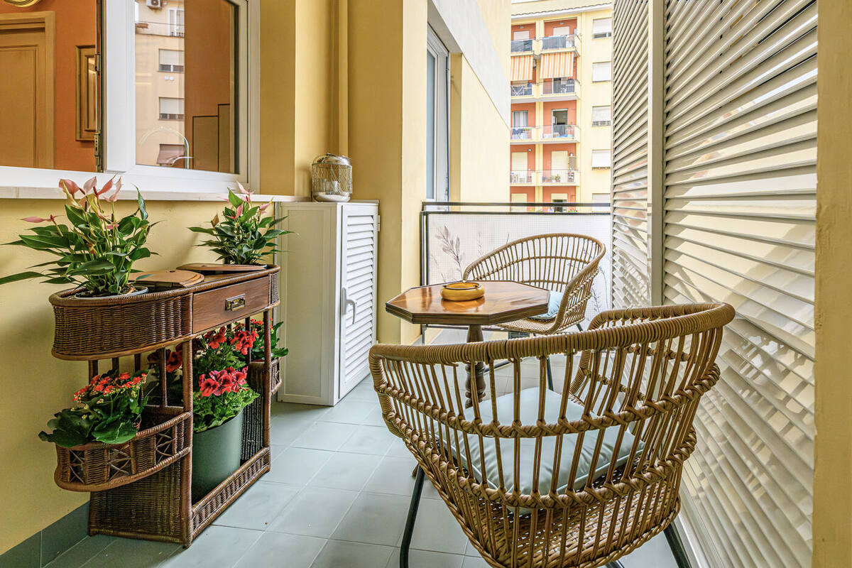 Il balcone riparato dalla tenda a rullo